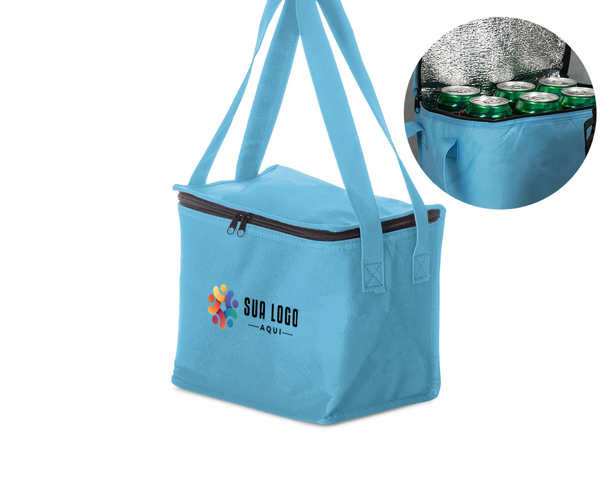 Bolsa térmica confeccionada em TNT impermeável, desenvolvida para oferecer praticidade e leveza no uso diário. Possui capacidade máxima de 10 litros e fechamento em zíper, garantindo melhor vedação e segurança no transporte. O revestimento interno em manta de alumínio auxilia na manutenção da temperatura de alimentos e bebidas por mais tempo. Conta com duas alças costuradas nas laterais, que proporcionam firmeza e conforto ao carregar. Um brinde corporativo funcional, de fácil aceitação e pensado para uso recorrente, associado à utilidade real e boa presença de marca.