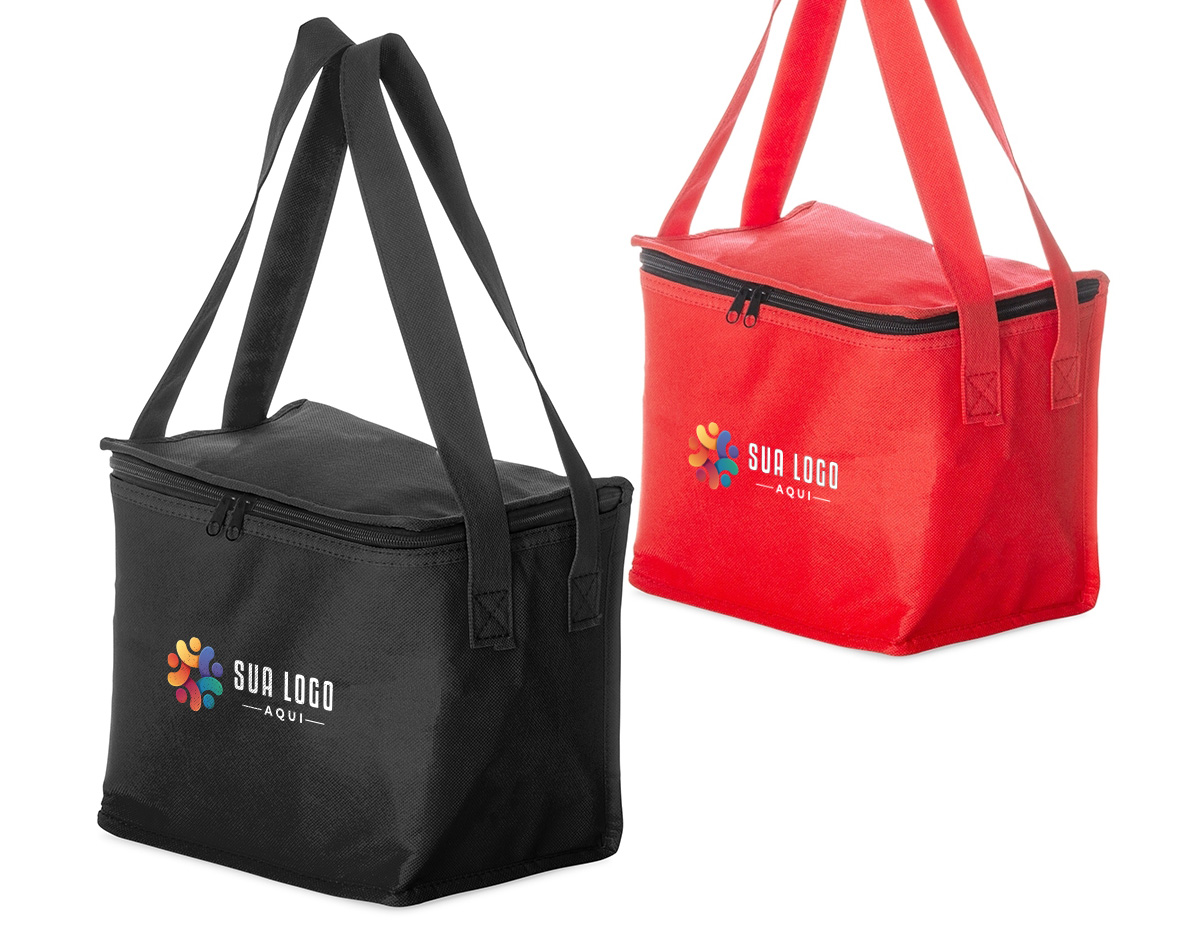 Bolsa térmica confeccionada em TNT impermeável, desenvolvida para oferecer praticidade e leveza no uso diário. Possui capacidade máxima de 10 litros e fechamento em zíper, garantindo melhor vedação e segurança no transporte. O revestimento interno em manta de alumínio auxilia na manutenção da temperatura de alimentos e bebidas por mais tempo. Conta com duas alças costuradas nas laterais, que proporcionam firmeza e conforto ao carregar. Um brinde corporativo funcional, de fácil aceitação e pensado para uso recorrente, associado à utilidade real e boa presença de marca.