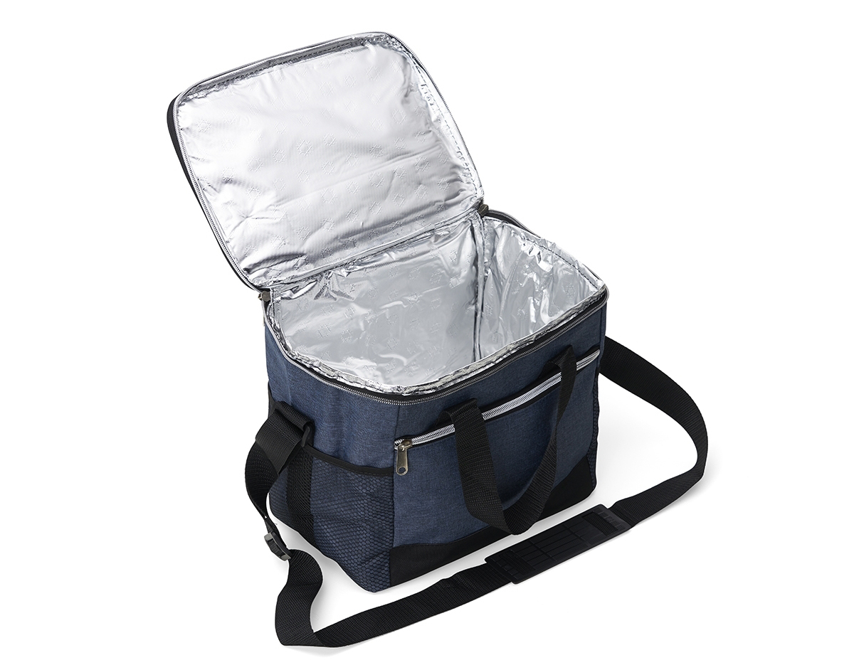 Bolsa térmica confeccionada em poliéster resistente à água e capacidade de até 15 litros. Possui revestimento interno em PEVA antivazamento, que ajuda a conservar a temperatura de alimentos e bebidas por mais tempo. Conta com bolso frontal com zíper, dois bolsos laterais em tela de nylon, alças de mão e alça transversal fixa, regulável e com apoio para ombro.