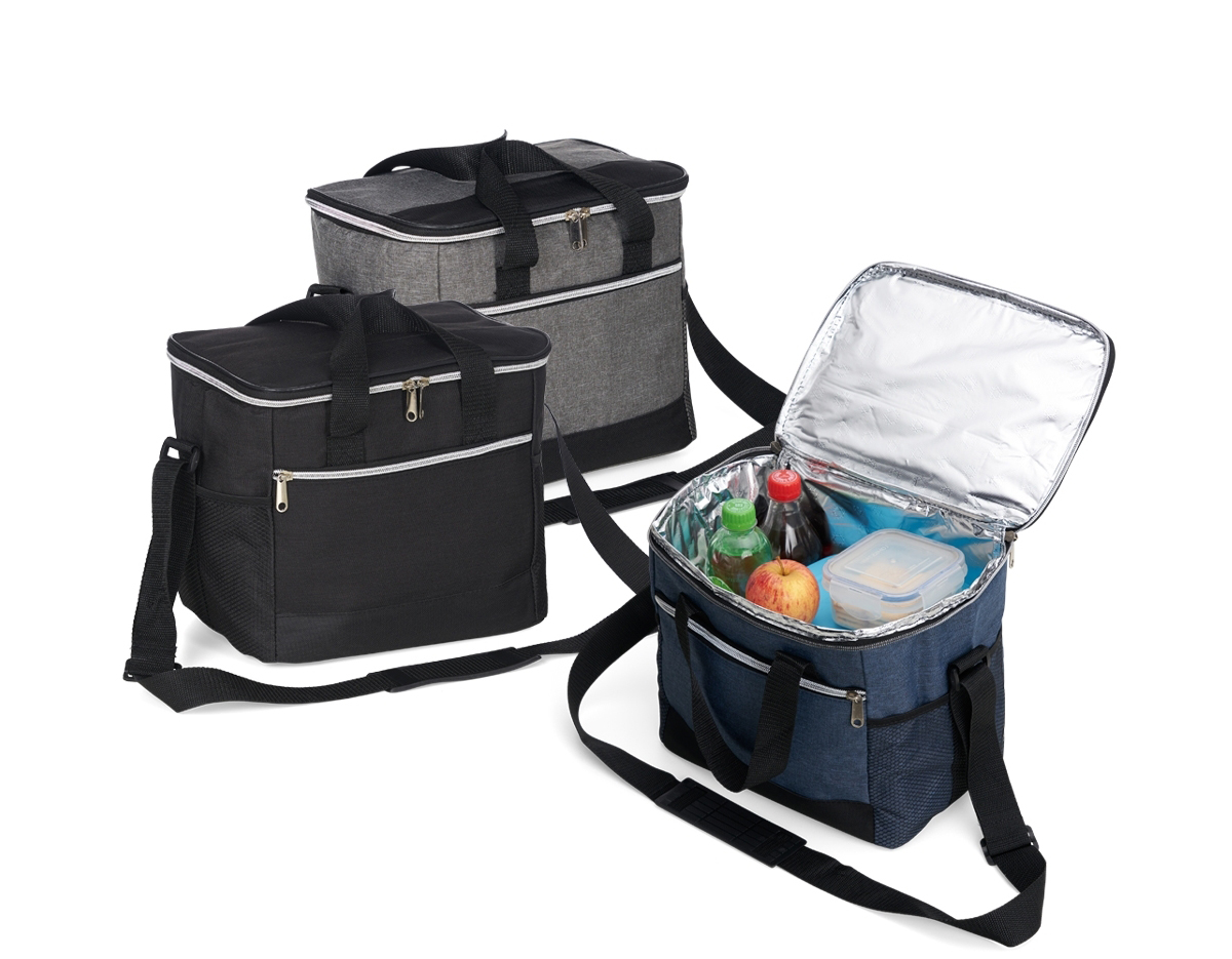 Bolsa térmica confeccionada em poliéster resistente à água e capacidade de até 15 litros. Possui revestimento interno em PEVA antivazamento, que ajuda a conservar a temperatura de alimentos e bebidas por mais tempo. Conta com bolso frontal com zíper, dois bolsos laterais em tela de nylon, alças de mão e alça transversal fixa, regulável e com apoio para ombro.
