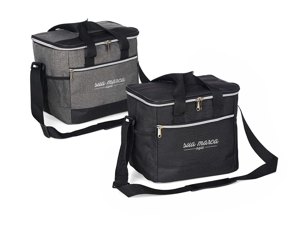 Bolsa térmica confeccionada em poliéster resistente à água e capacidade de até 15 litros. Possui revestimento interno em PEVA antivazamento, que ajuda a conservar a temperatura de alimentos e bebidas por mais tempo. Conta com bolso frontal com zíper, dois bolsos laterais em tela de nylon, alças de mão e alça transversal fixa, regulável e com apoio para ombro.