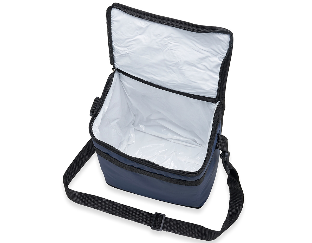 Bolsa térmica de bagum sintético com capacidade de 10 litros, contém revestimento interno em polietileno atóxico soldado (não vaza), bolso sintético externo de matelassê e alça tiracolo ajustável de polipropileno.