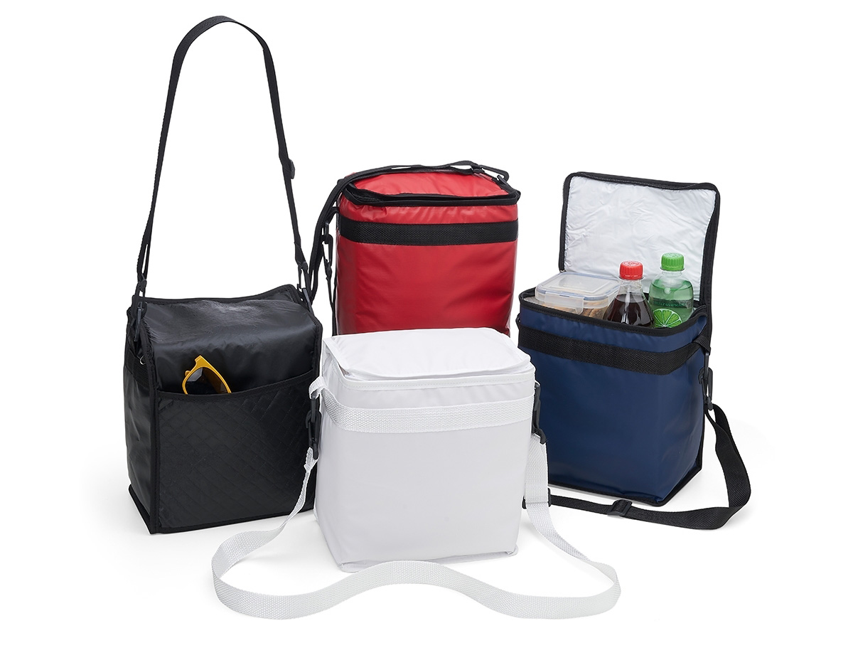 Bolsa térmica de bagum sintético com capacidade de 10 litros, contém revestimento interno em polietileno atóxico soldado (não vaza), bolso sintético externo de matelassê e alça tiracolo ajustável de polipropileno.