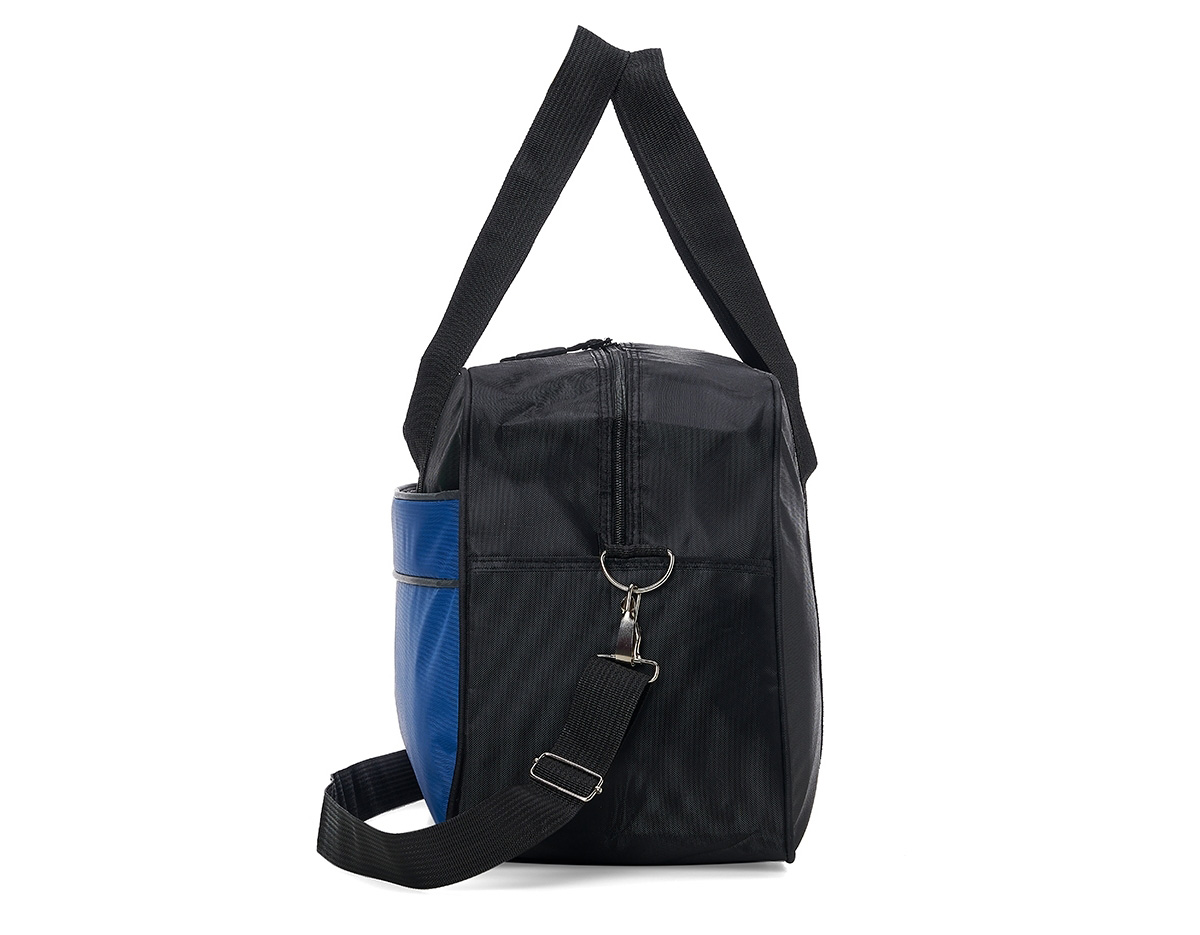 Bolsa de poliéster impermeável com capacidade de 33 litros. Possui compartimento principal com amplo espaço e um pequeno bolso interno para acessórios, além de um bolso frontal longo. A bolsa contém alças de nylon para mãos, alça transversal regulável, duas fivelas superiores para encaixe da alça transversal, zíperes com puxadores emborrachado e revestimento interno de poliéster.