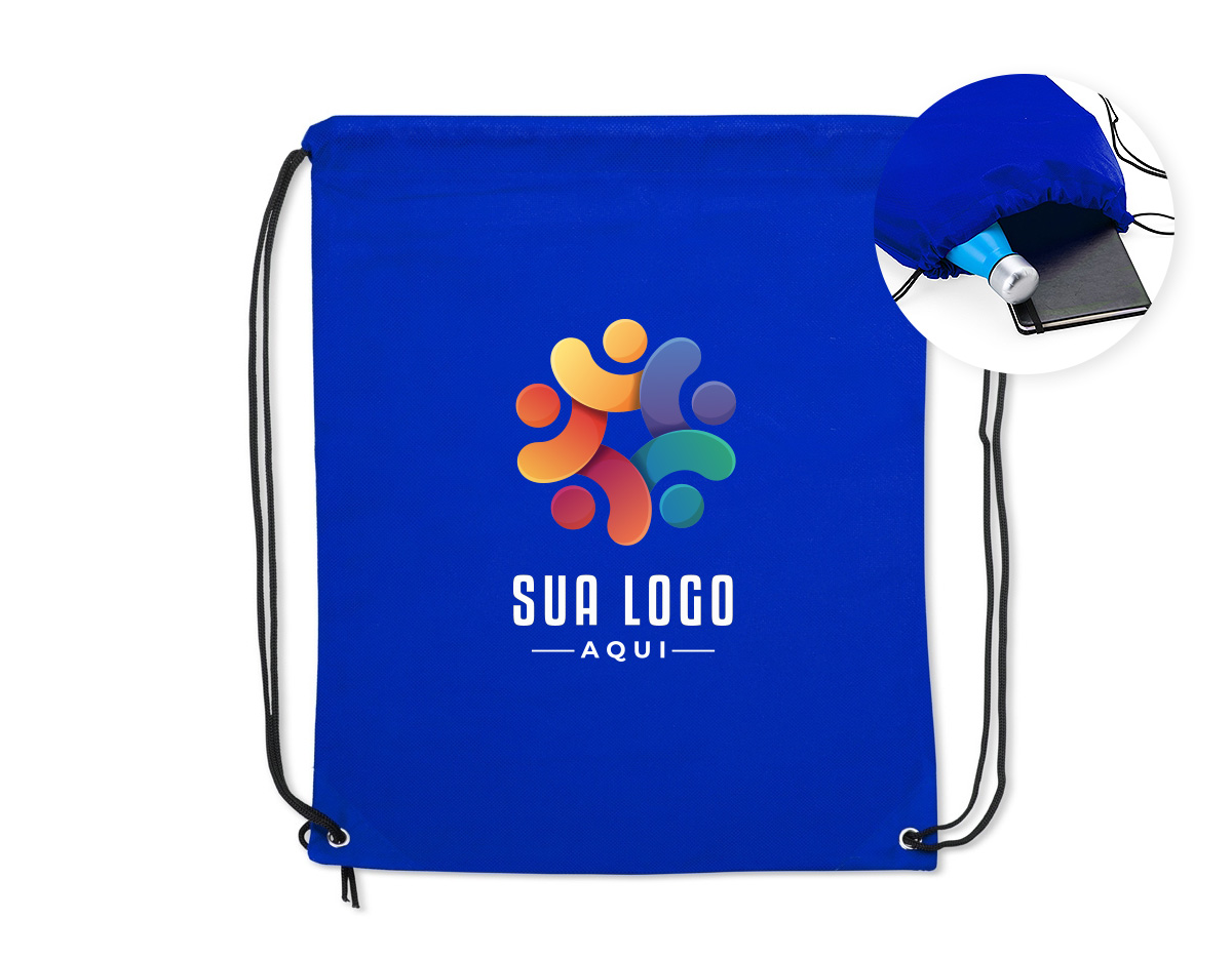 Mochila saco em tnt com alças ajustáveis.