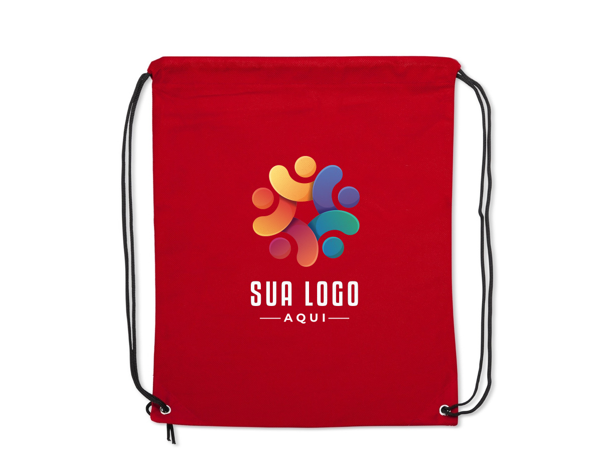 Mochila saco em tnt com alças ajustáveis.