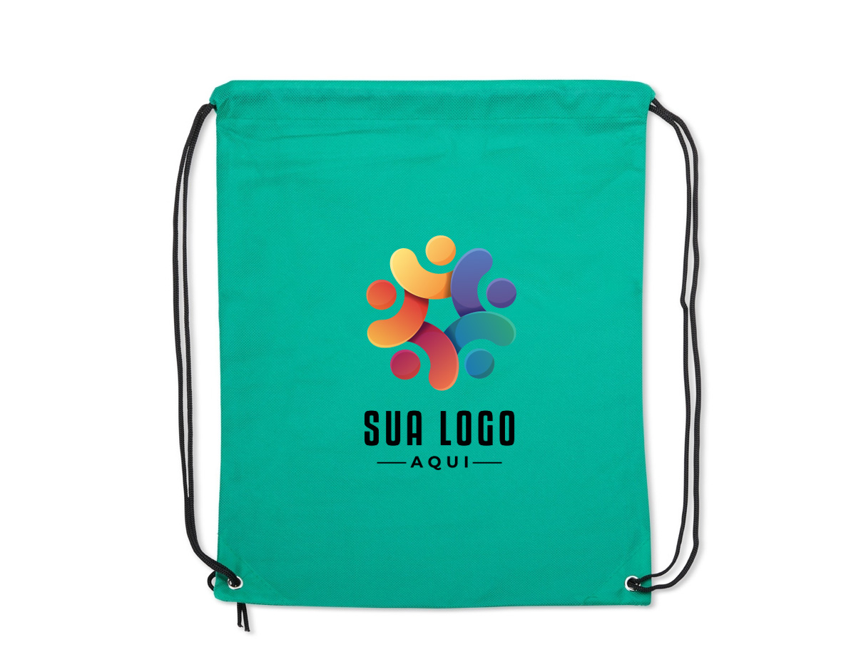 Mochila saco em tnt com alças ajustáveis.