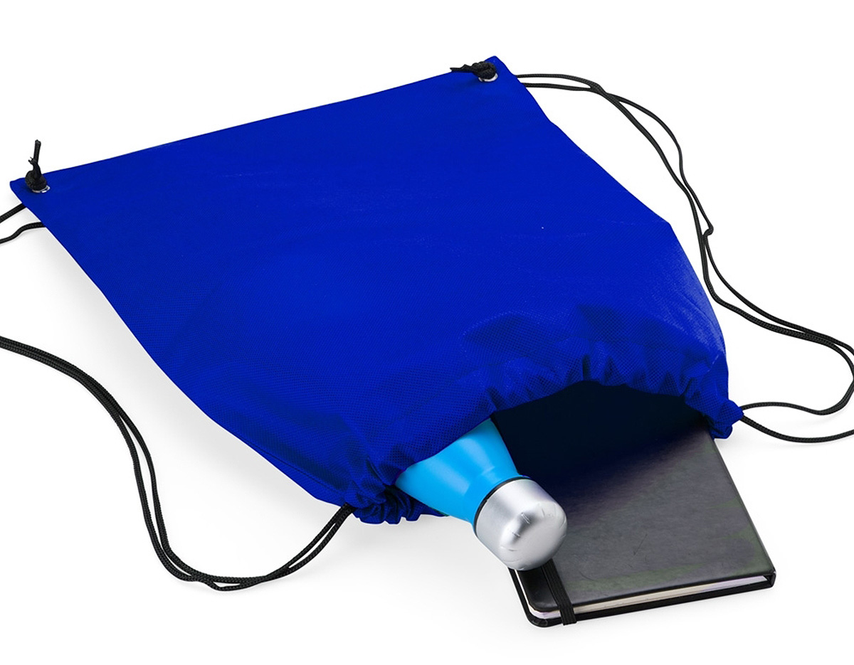 Mochila saco em tnt com alças ajustáveis.
