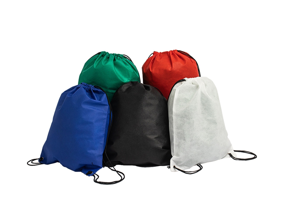 Mochila saco em tnt com alças ajustáveis.