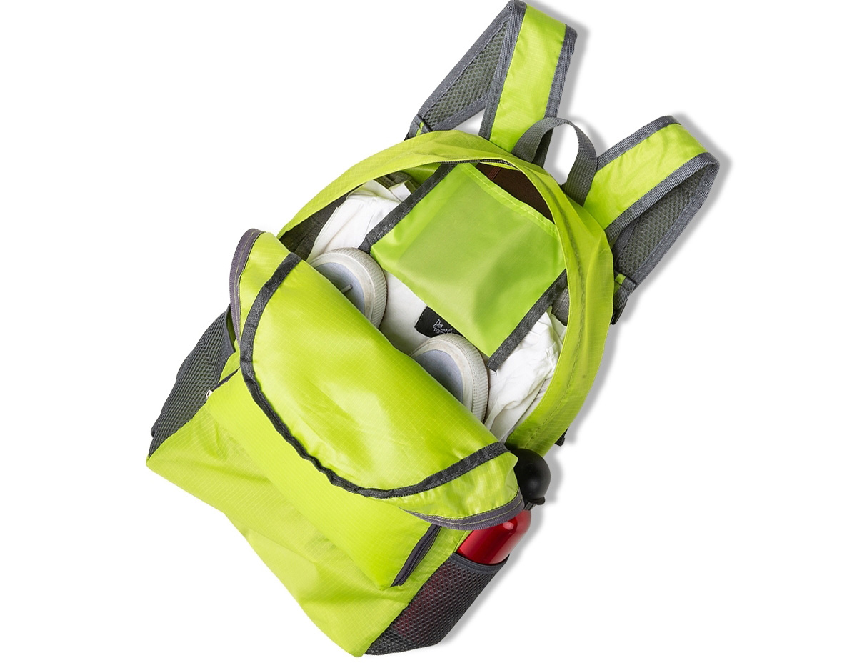 Mochila dobrável de 25 litros confeccionada em nylon impermeável. Compacta e com abertura prática, possui compartimento principal com pequeno bolso interno, bolsos laterais em malha e bolso frontal – compartimento responsável por acomodar a mochila