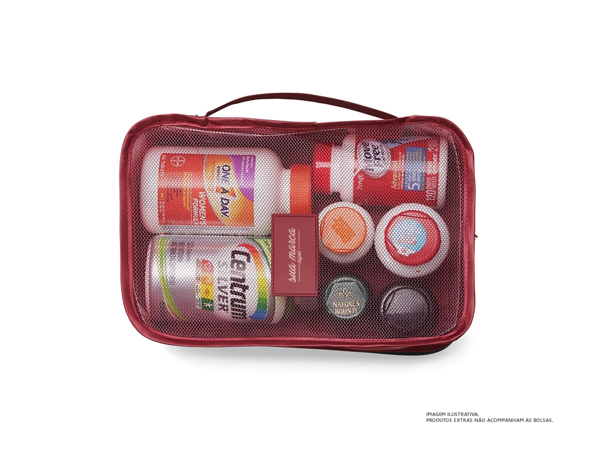 Kit necessaire com 6 peças confeccionadas em nylon. O cojunto de necessaires possui tamanhos diferenciados, sendo 3 unidades com: alça para transporte, zíperes com pegadores emborrachados, parte frontal com malha de nylon e plaquinha emborrachada para personalização; possui também 3 unidades de necessaires em nylon inteiramente lisas e impermeáveis
