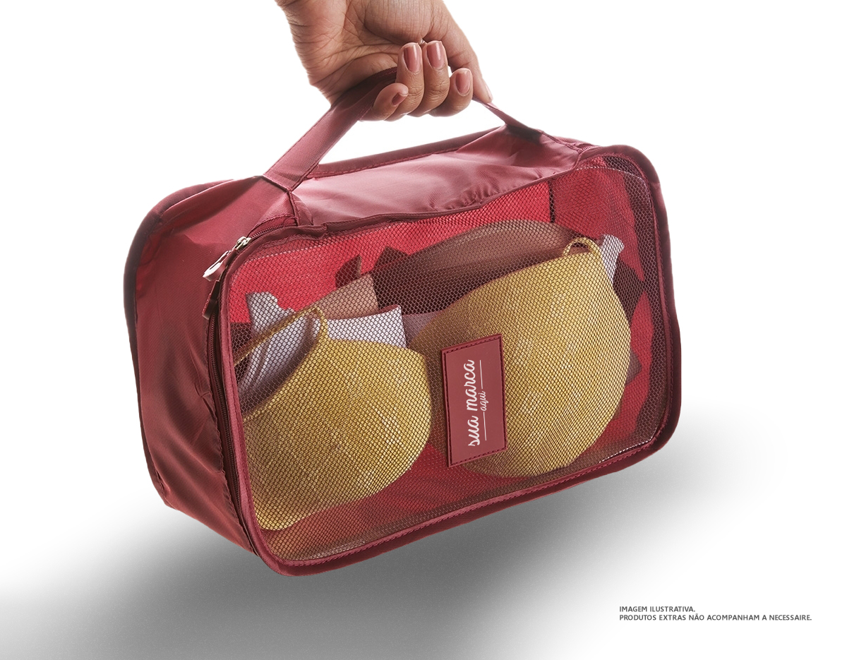 Kit necessaire com 6 peças confeccionadas em nylon. O cojunto de necessaires possui tamanhos diferenciados, sendo 3 unidades com: alça para transporte, zíperes com pegadores emborrachados, parte frontal com malha de nylon e plaquinha emborrachada para personalização; possui também 3 unidades de necessaires em nylon inteiramente lisas e impermeáveis