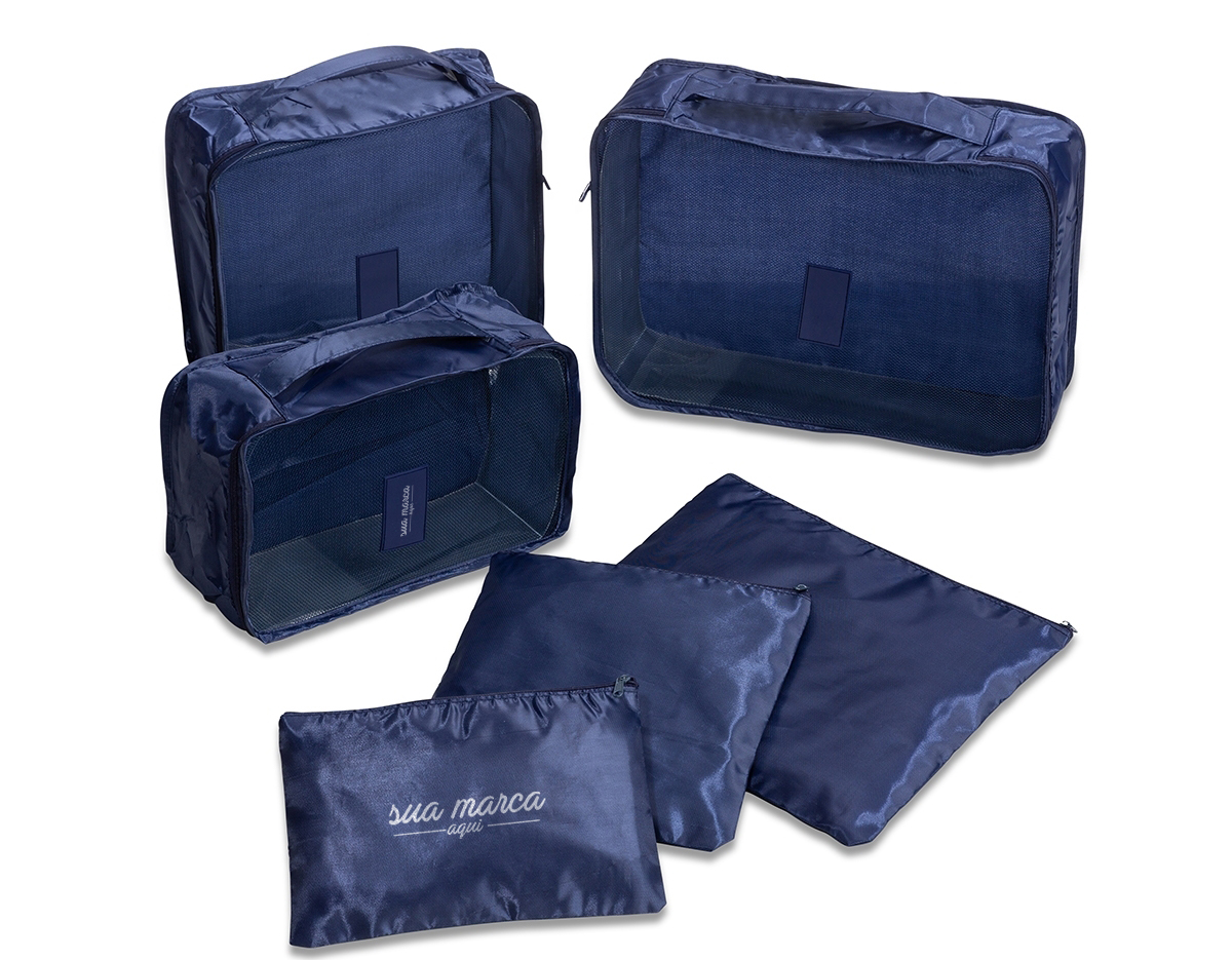 Kit necessaire com 6 peças confeccionadas em nylon. O cojunto de necessaires possui tamanhos diferenciados, sendo 3 unidades com: alça para transporte, zíperes com pegadores emborrachados, parte frontal com malha de nylon e plaquinha emborrachada para personalização; possui também 3 unidades de necessaires em nylon inteiramente lisas e impermeáveis