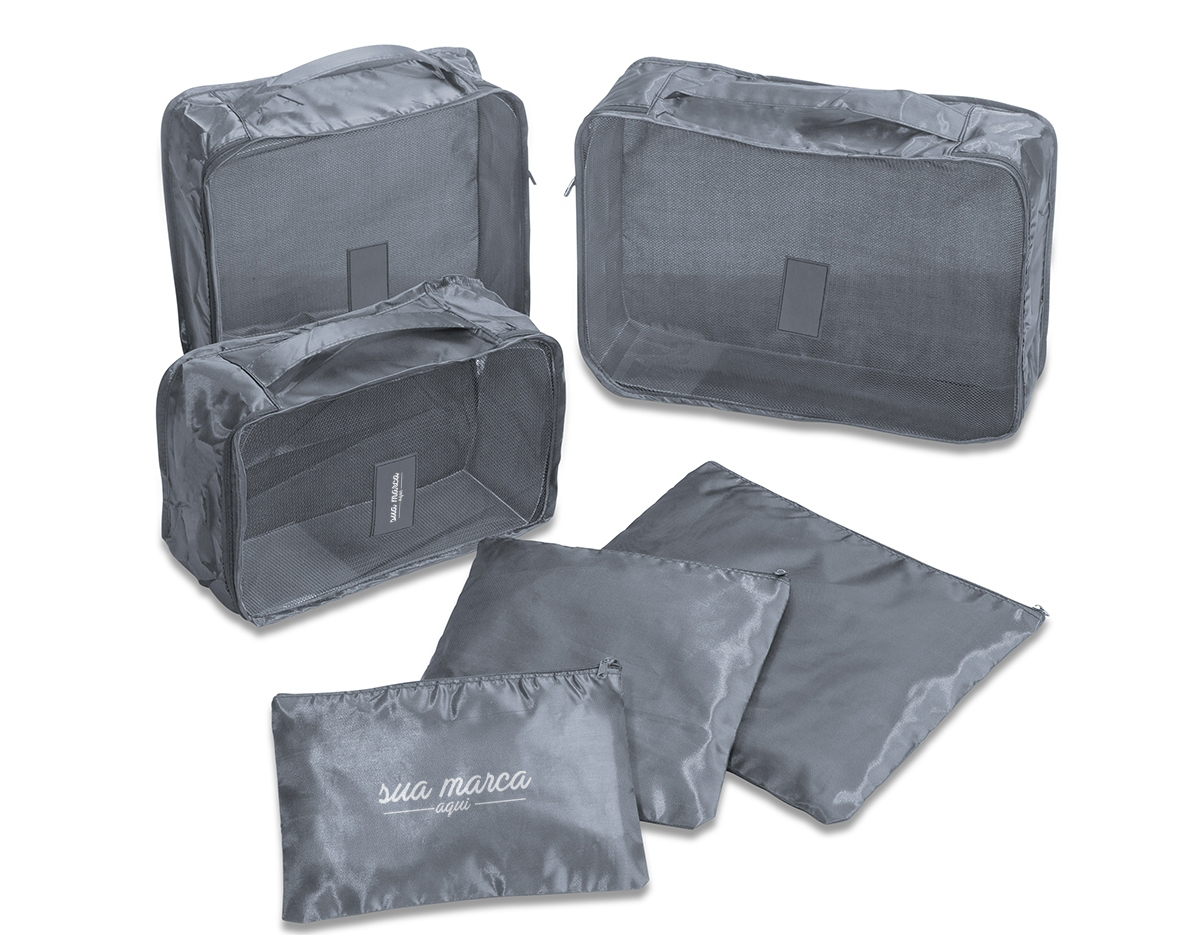 Kit necessaire com 6 peças confeccionadas em nylon. O cojunto de necessaires possui tamanhos diferenciados, sendo 3 unidades com: alça para transporte, zíperes com pegadores emborrachados, parte frontal com malha de nylon e plaquinha emborrachada para personalização; possui também 3 unidades de necessaires em nylon inteiramente lisas e impermeáveis