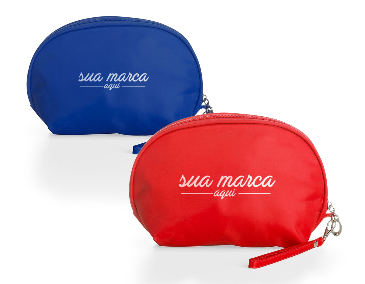 Necessaire impermeável de nylon com forro em poliéster, acompanha alça com gancho para encaixe.