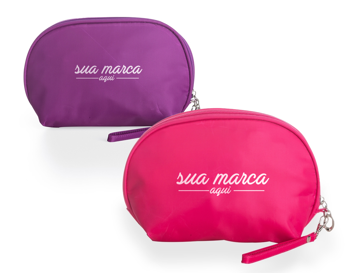 Necessaire impermeável de nylon com forro em poliéster, acompanha alça com gancho para encaixe.