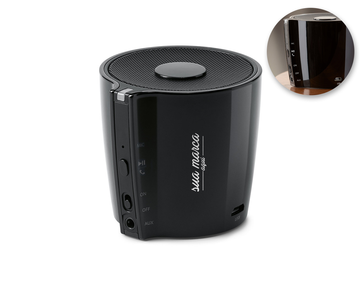 caixa de som com microfone de design moderno e discreto em ABS. A caixa é um objeto que se torna um parceiro para todos os momentos devido às suas características técnicas e funcionais como botão para atender chamadas e conexão à playlist do dispositivo móvel. A BLARE tem transmissão por bluetooth 5.0, alcance até 10 m e frequência de 90Hz-20kHz. A sua capacidade é de 500 mAh, 3W/4O e tem autonomia até 6 h.