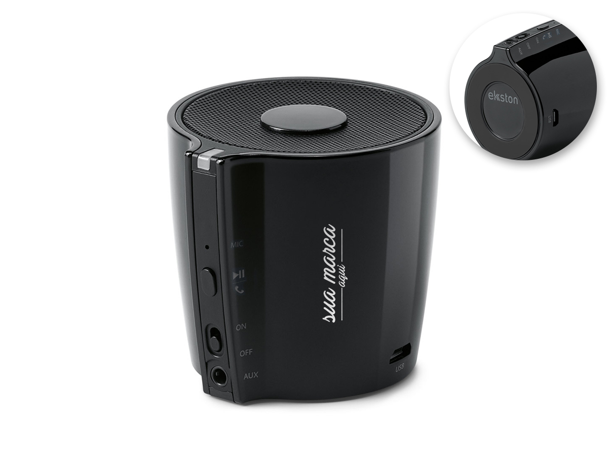 caixa de som com microfone de design moderno e discreto em ABS. A caixa é um objeto que se torna um parceiro para todos os momentos devido às suas características técnicas e funcionais como botão para atender chamadas e conexão à playlist do dispositivo móvel. A BLARE tem transmissão por bluetooth 5.0, alcance até 10 m e frequência de 90Hz-20kHz. A sua capacidade é de 500 mAh, 3W/4O e tem autonomia até 6 h.