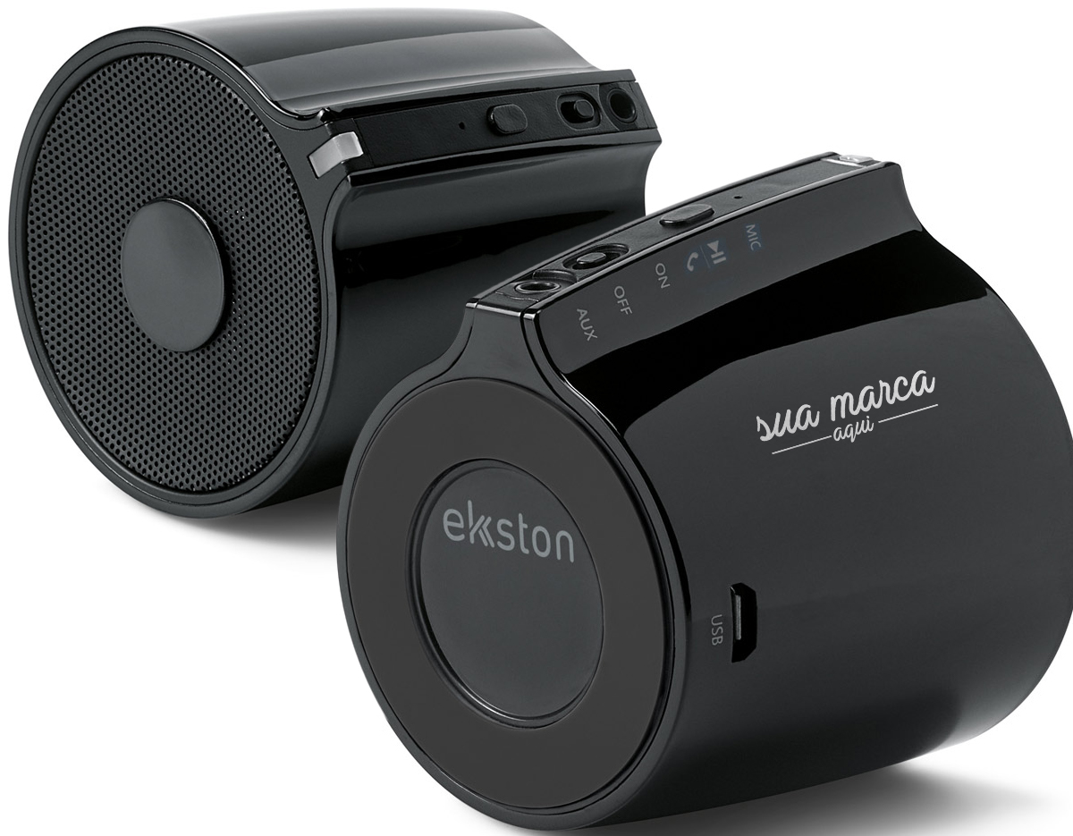 caixa de som com microfone de design moderno e discreto em ABS. A caixa é um objeto que se torna um parceiro para todos os momentos devido às suas características técnicas e funcionais como botão para atender chamadas e conexão à playlist do dispositivo móvel. A BLARE tem transmissão por bluetooth 5.0, alcance até 10 m e frequência de 90Hz-20kHz. A sua capacidade é de 500 mAh, 3W/4O e tem autonomia até 6 h.