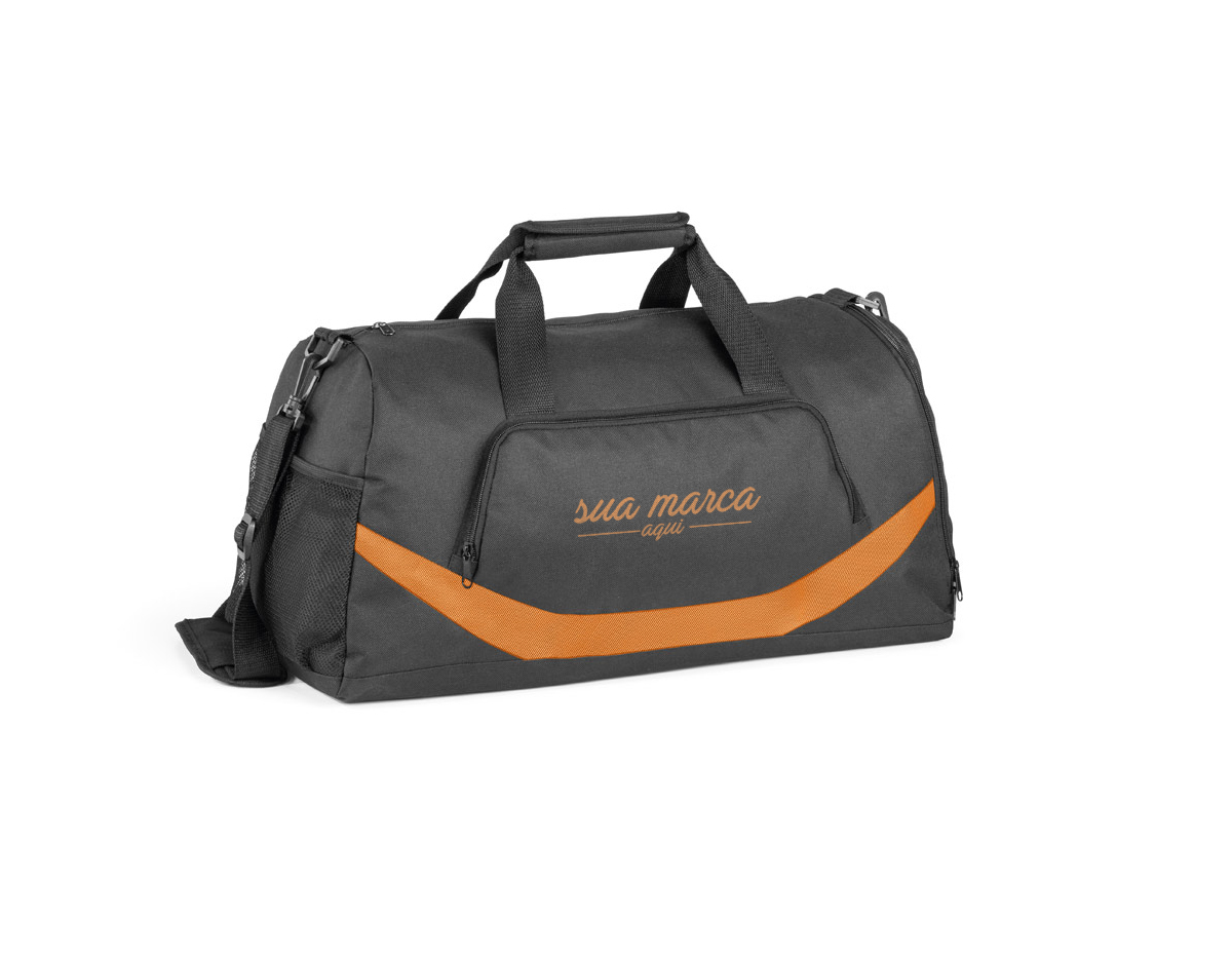 Bolsa esportiva em 300D e 1680D. Fundo com placa semi-rígida. Contém um bolso frontal com ziper, um bolso lateral em tela e um bolso lateral para sapatos. Alça de ombro ajustável, com reforço almofadado