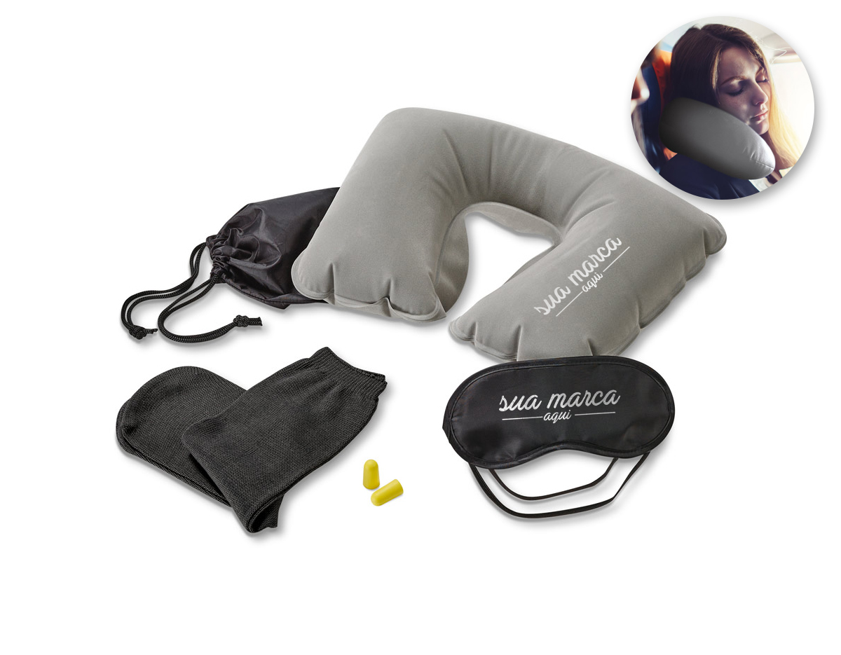 Kit de viagem composto por almofada de pescoço, máscara para dormir, tampões para ouvidos (não é um equipamento de proteção individual) e 1 par de meias