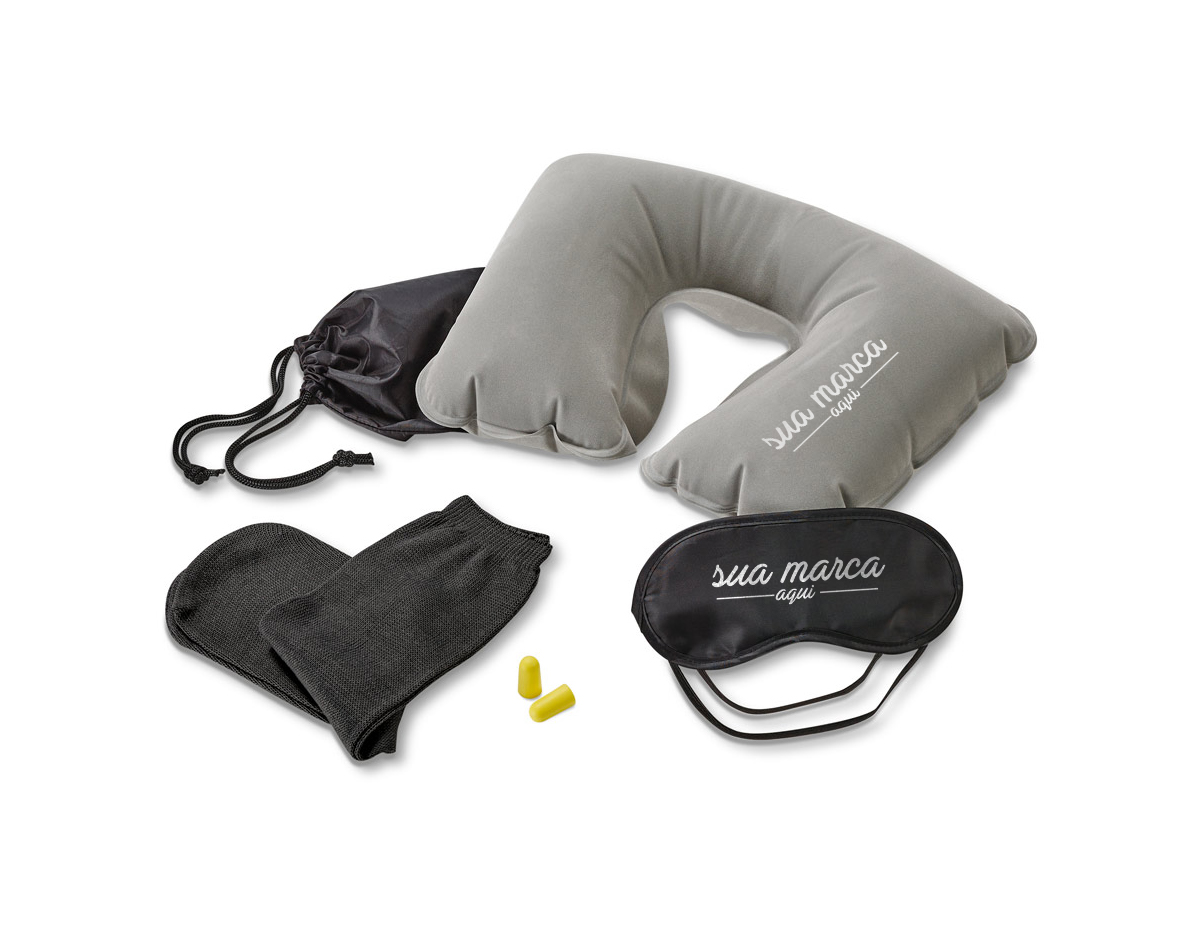 Kit de viagem composto por almofada de pescoço, máscara para dormir, tampões para ouvidos (não é um equipamento de proteção individual) e 1 par de meias