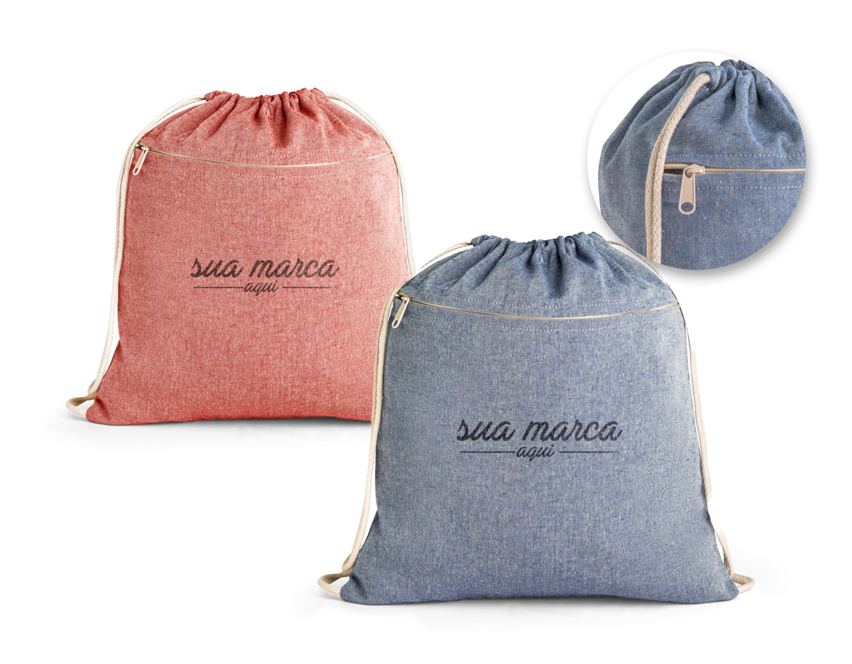 Sacola tipo mochila em algodão reciclado (140 g/m²), com bolso frontal com fecho discreto e alças em algodão
