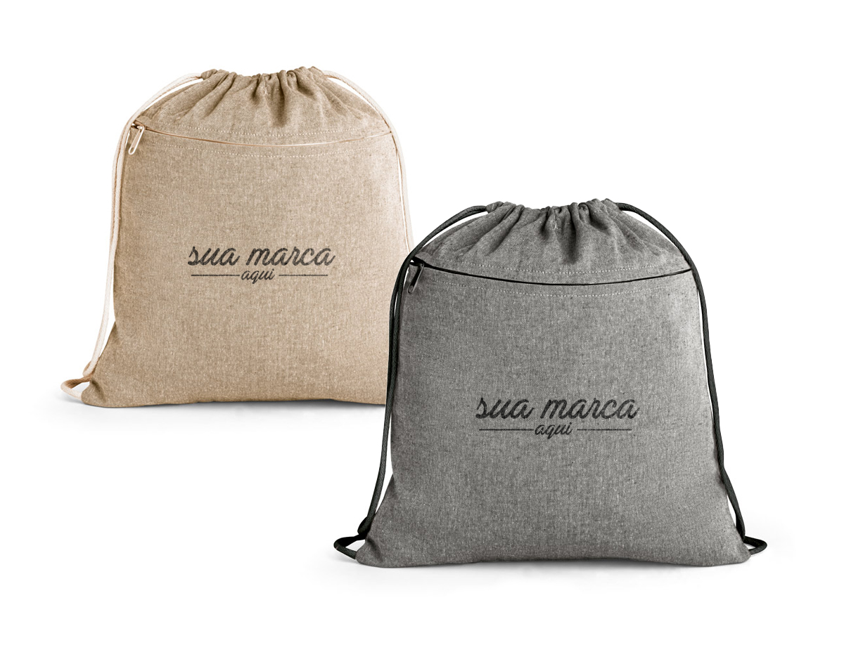 Sacola tipo mochila em algodão reciclado (140 g/m²), com bolso frontal com fecho discreto e alças em algodão
