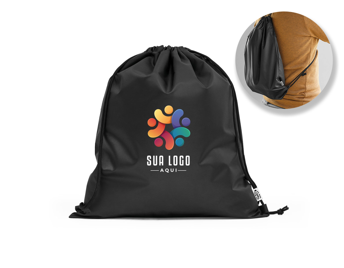Sacola tipo mochila em rPET 190T. Produzida a partir de plástico reciclado contribuindo para a redução dos resíduos no meio ambiente. Alças de 40 cm. 370 x 410 mm