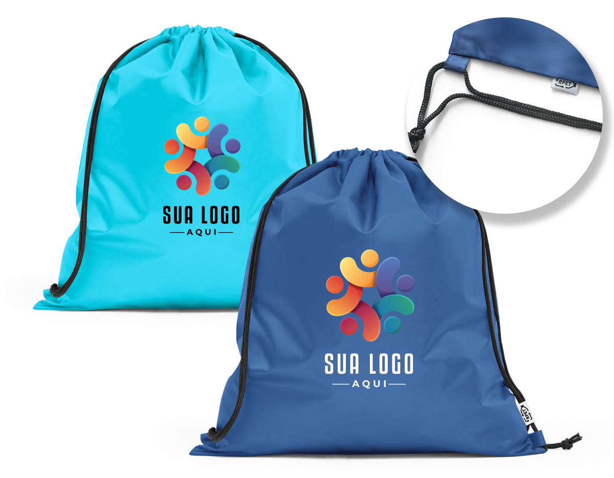 Sacola tipo mochila em rPET 190T. Produzida a partir de plástico reciclado contribuindo para a redução dos resíduos no meio ambiente. Alças de 40 cm. 370 x 410 mm