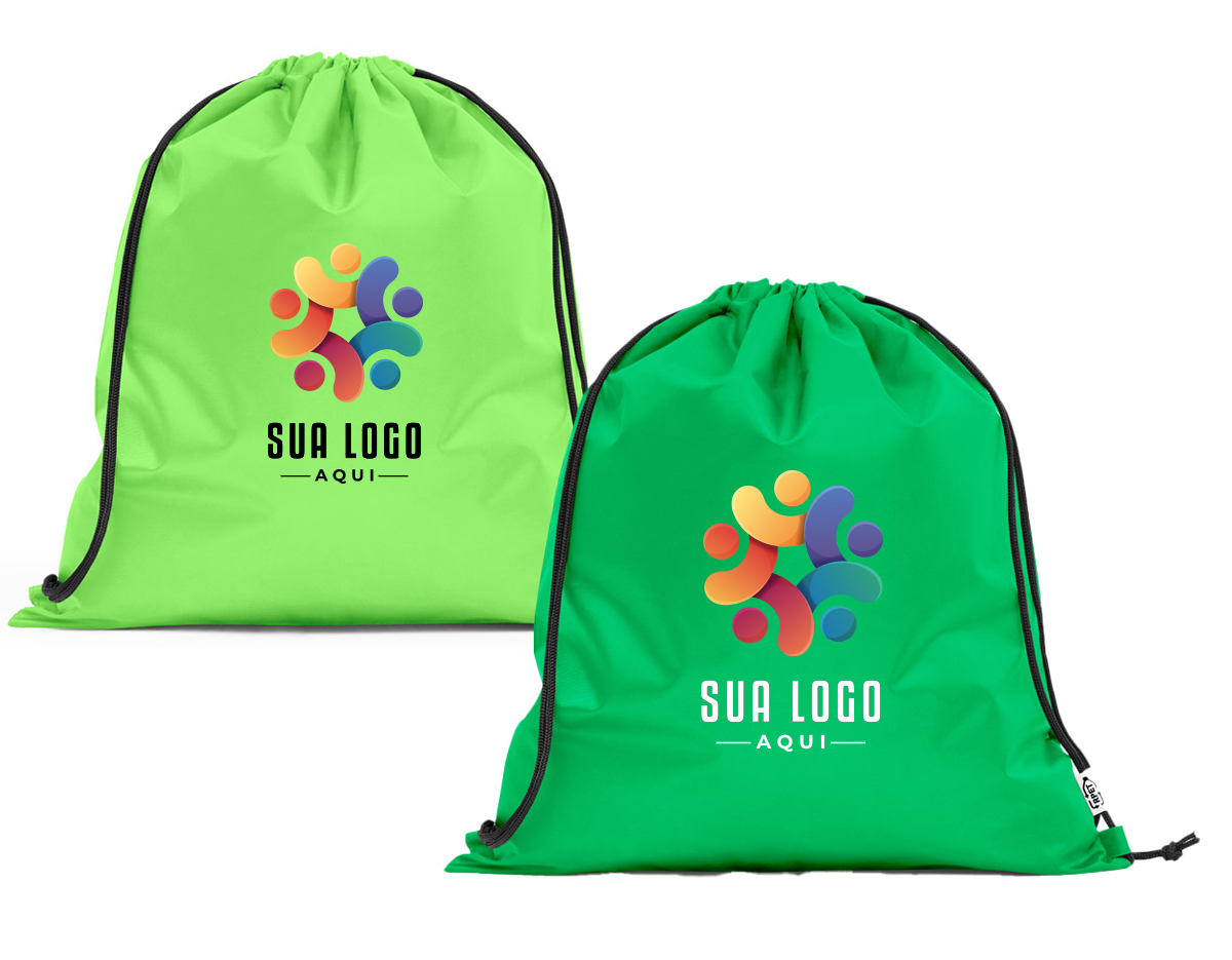 Sacola tipo mochila em rPET 190T. Produzida a partir de plástico reciclado contribuindo para a redução dos resíduos no meio ambiente. Alças de 40 cm. 370 x 410 mm