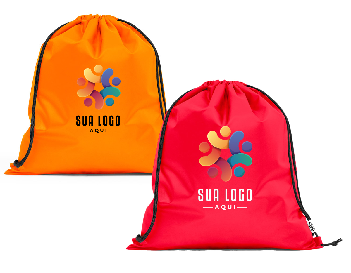Sacola tipo mochila em rPET 190T. Produzida a partir de plástico reciclado contribuindo para a redução dos resíduos no meio ambiente. Alças de 40 cm. 370 x 410 mm