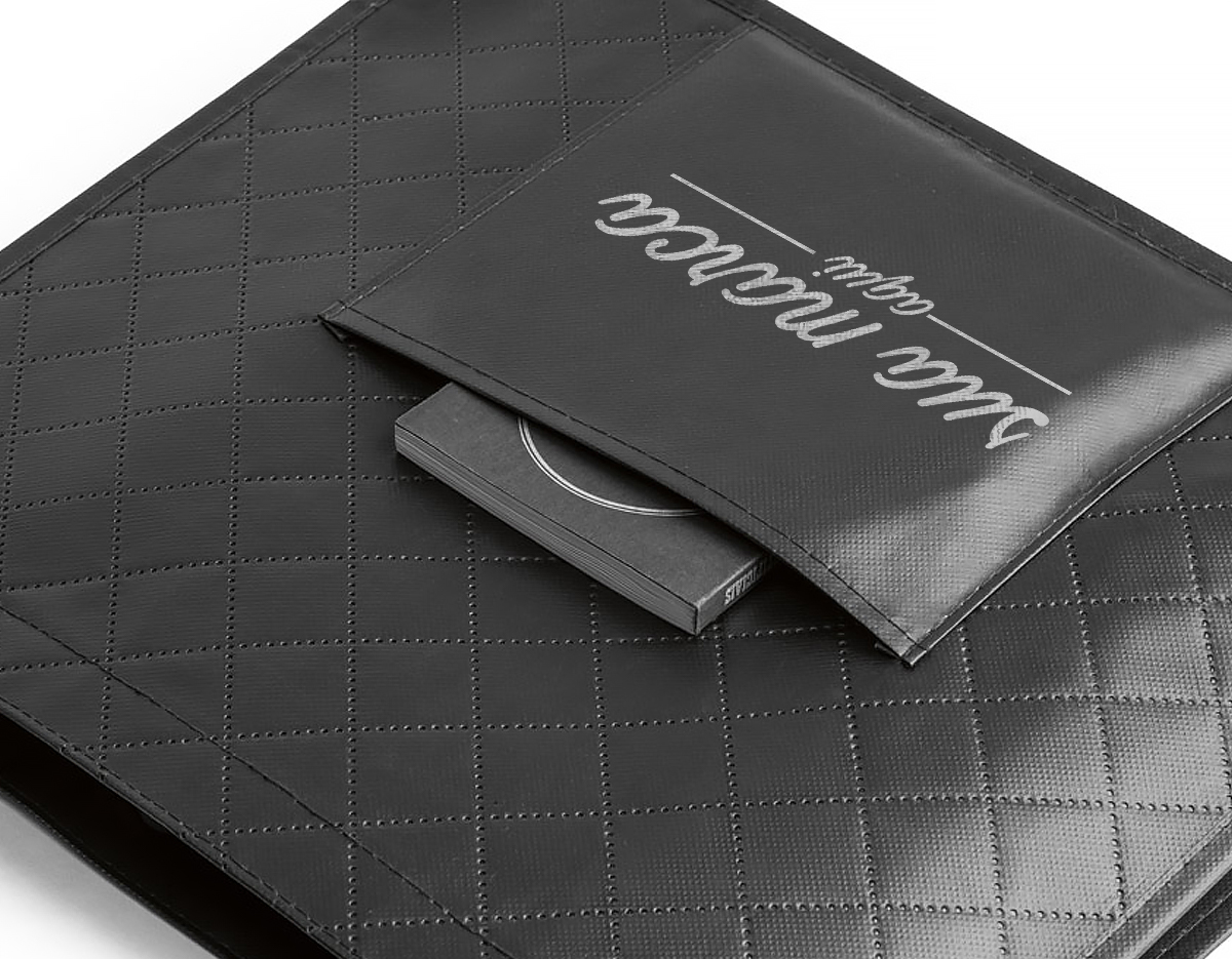 Sacola de compras em non-woven laminado (110 g/m²) com bolso frontal (175 g/m²). 381 x 330 mm
