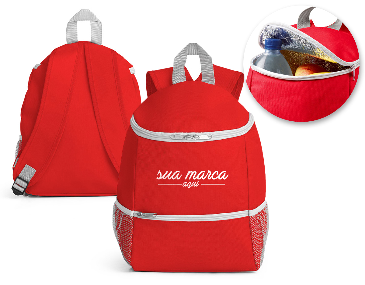 Mochila térmica confeccionada em tecido 600D, resistente e ideal para o transporte de alimentos e bebidas. Possui bolso frontal com zíper para itens de fácil acesso e dois bolsos laterais em tela mesh, que auxiliam na organização. Com capacidade de até 9 litros, é uma opção prática e funcional para o uso no dia a dia.