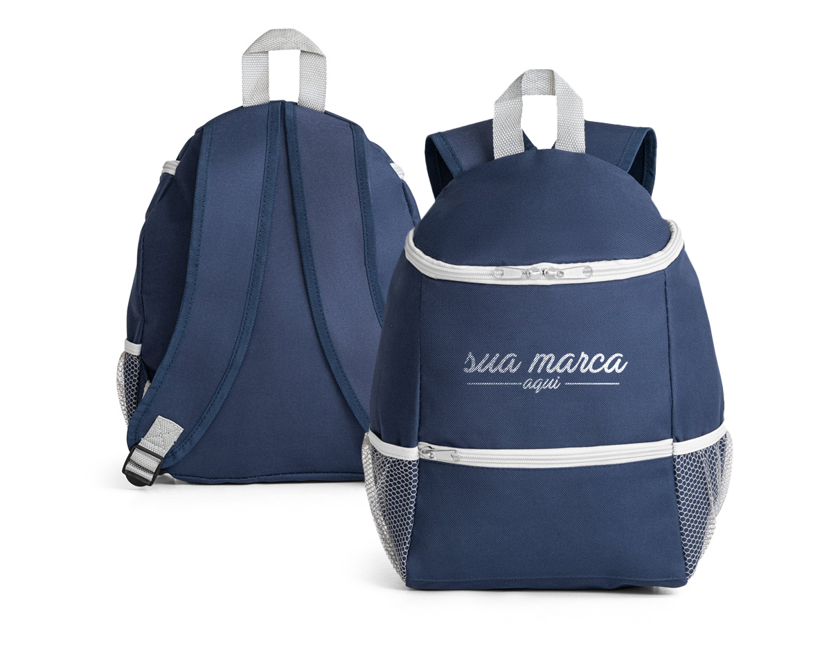 Mochila térmica confeccionada em tecido 600D, resistente e ideal para o transporte de alimentos e bebidas. Possui bolso frontal com zíper para itens de fácil acesso e dois bolsos laterais em tela mesh, que auxiliam na organização. Com capacidade de até 9 litros, é uma opção prática e funcional para o uso no dia a dia.