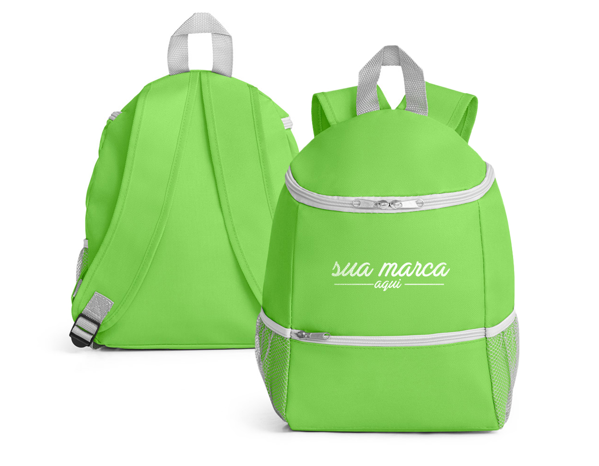 Mochila térmica confeccionada em tecido 600D, resistente e ideal para o transporte de alimentos e bebidas. Possui bolso frontal com zíper para itens de fácil acesso e dois bolsos laterais em tela mesh, que auxiliam na organização. Com capacidade de até 9 litros, é uma opção prática e funcional para o uso no dia a dia.