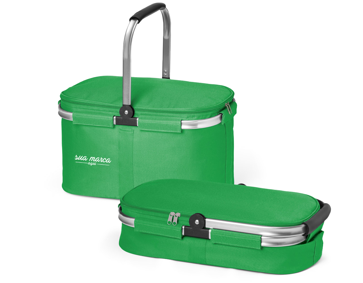 Sacola térmica flexível confeccionada em tecido 600D, com fechamento em zíper duplo e interior forrado que auxilia na conservação da temperatura. Possui estrutura removível em alumínio e pega ergonômica em EVA, oferecendo mais firmeza e conforto no transporte. Com capacidade de até 25 litros, é prática para transportar alimentos e bebidas em diferentes ocasiões.