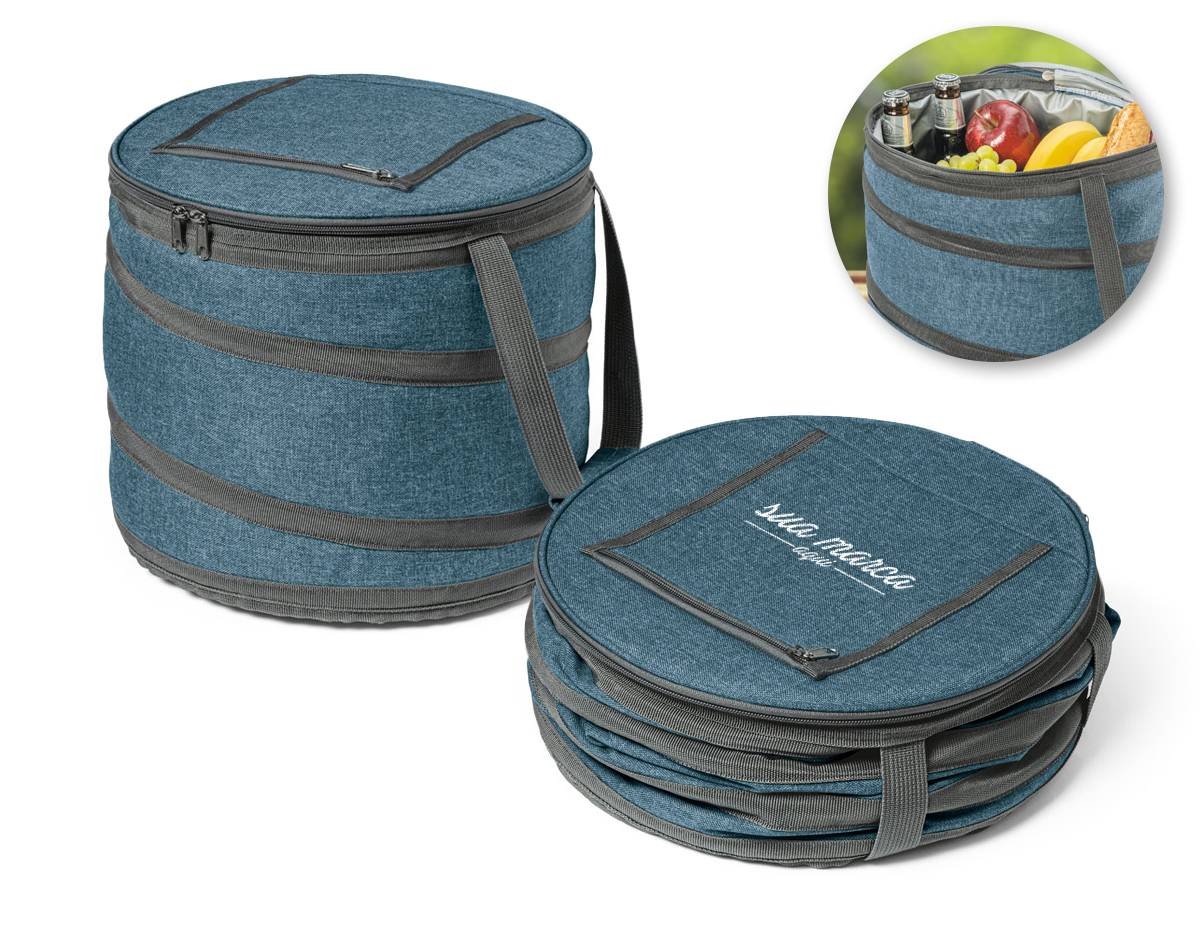Sacola térmica flexível confeccionada em tecido 600D, com fechamento em zíper duplo e interior forrado em PEVA, que auxilia na conservação da temperatura. Possui bolso superior com zíper, alças em webbing com reforço para maior resistência e abridor de garrafas integrado. Com capacidade de até 13 litros, oferece praticidade para transportar alimentos e bebidas em diversas ocasiões.