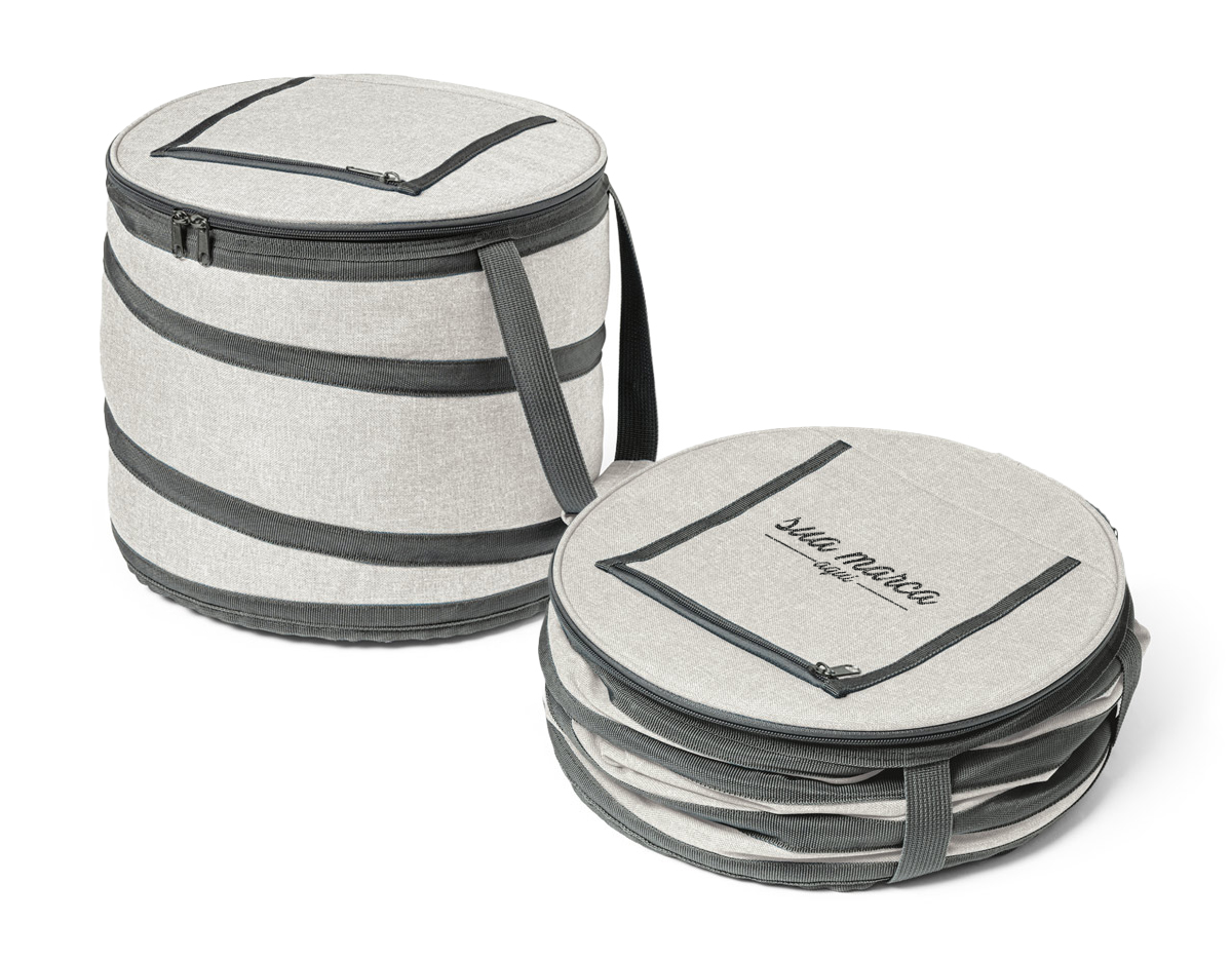 Sacola térmica flexível confeccionada em tecido 600D, com fechamento em zíper duplo e interior forrado em PEVA, que auxilia na conservação da temperatura. Possui bolso superior com zíper, alças em webbing com reforço para maior resistência e abridor de garrafas integrado. Com capacidade de até 13 litros, oferece praticidade para transportar alimentos e bebidas em diversas ocasiões.