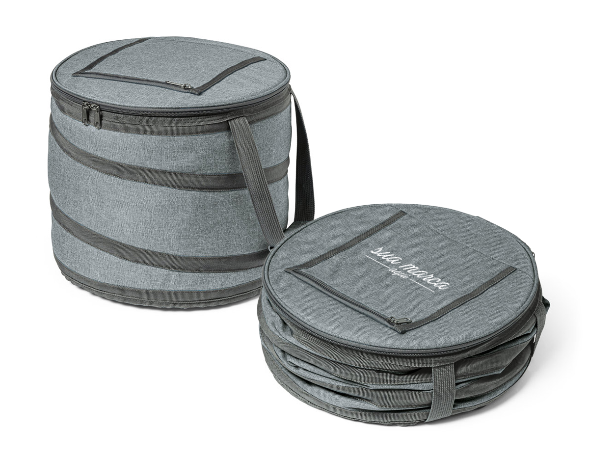 Sacola térmica flexível confeccionada em tecido 600D, com fechamento em zíper duplo e interior forrado em PEVA, que auxilia na conservação da temperatura. Possui bolso superior com zíper, alças em webbing com reforço para maior resistência e abridor de garrafas integrado. Com capacidade de até 13 litros, oferece praticidade para transportar alimentos e bebidas em diversas ocasiões.