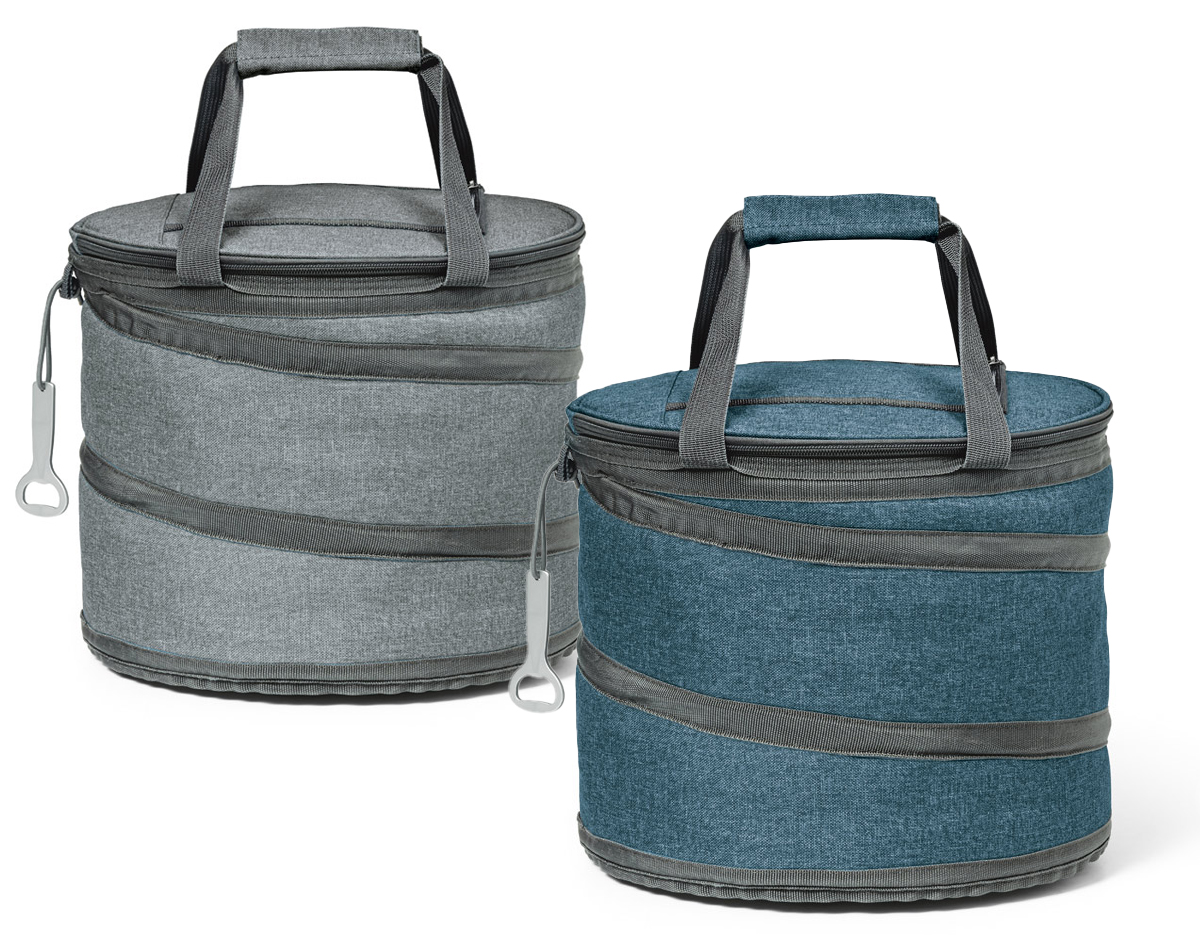 Sacola térmica flexível confeccionada em tecido 600D, com fechamento em zíper duplo e interior forrado em PEVA, que auxilia na conservação da temperatura. Possui bolso superior com zíper, alças em webbing com reforço para maior resistência e abridor de garrafas integrado. Com capacidade de até 13 litros, oferece praticidade para transportar alimentos e bebidas em diversas ocasiões.
