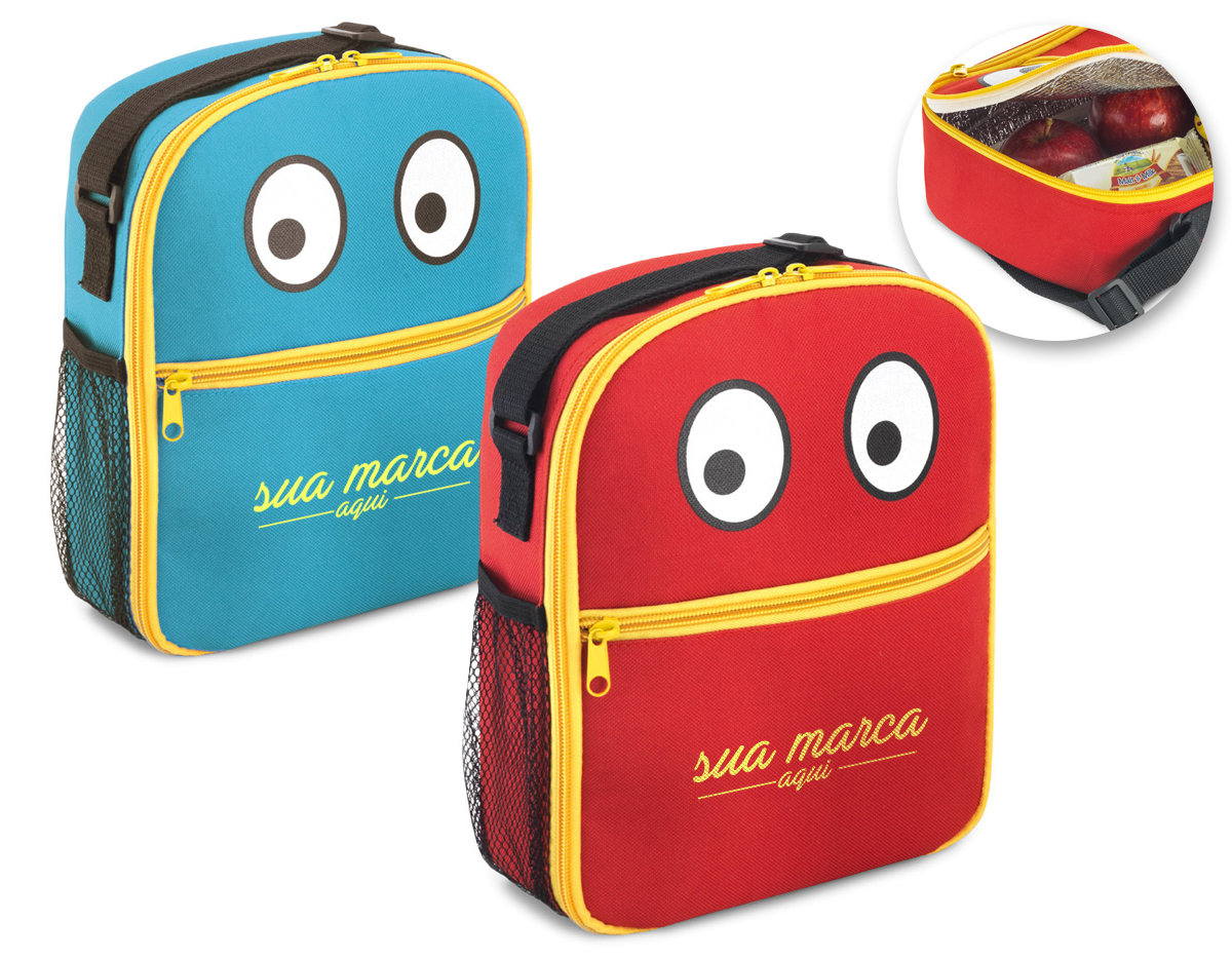 Bolsa térmica infantil confeccionada em tecido 600D, resistente e prática para o transporte de lanches e bebidas. Possui fechamento em zíper, bolso frontal para itens de fácil acesso e bolso lateral em tela mesh que auxilia na organização. Conta ainda com alça ajustável em webbing para maior conforto no transporte. Com capacidade de até 4 litros, é ideal para o uso no dia a dia. 
