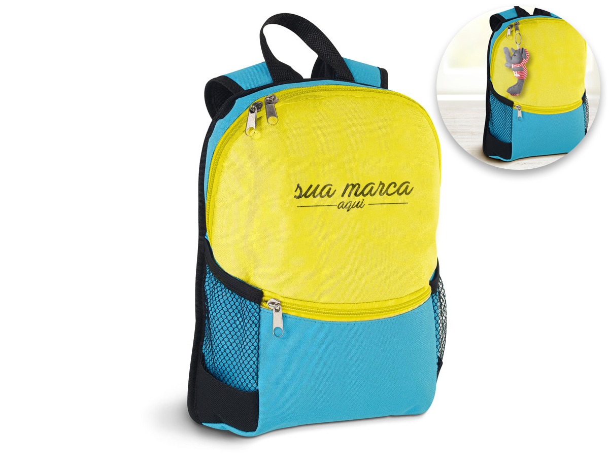 Mochila em 600D com bolso frontal com zíper e 2 bolsos laterais em tela. 240 x 320 x 80 mm