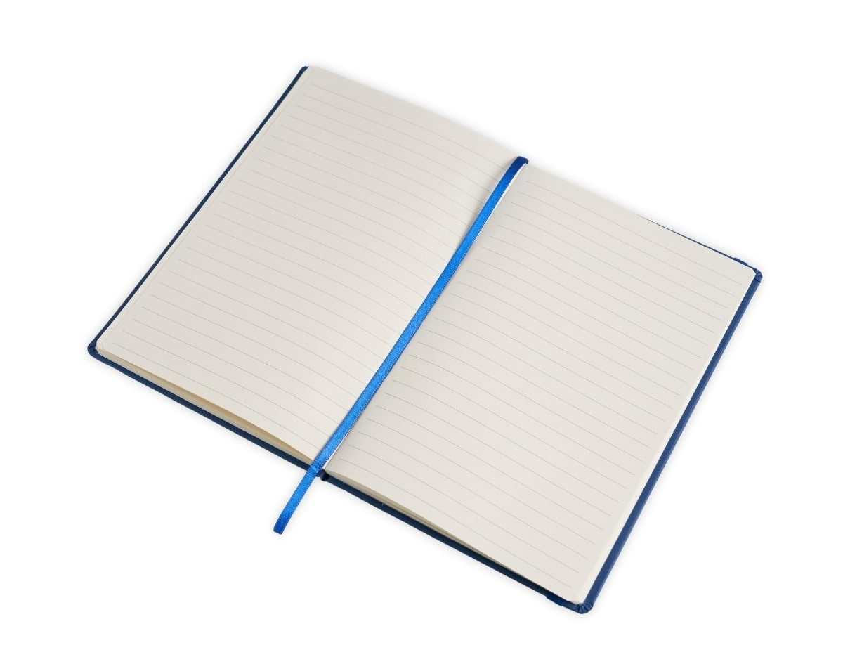 Caderneta tipo moleskine em couro sintético com marcador de página em cetim e fita elástica para fechar. Contém aproximadamente 80 folhas com pauta.