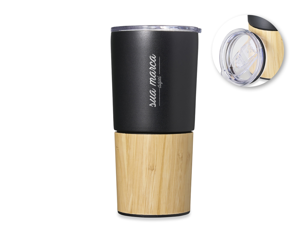 Copo térmico de inox 600ml com parede dupla e detalhe de bambu. Tampa com acesso ao bocal e trava de segurança.
