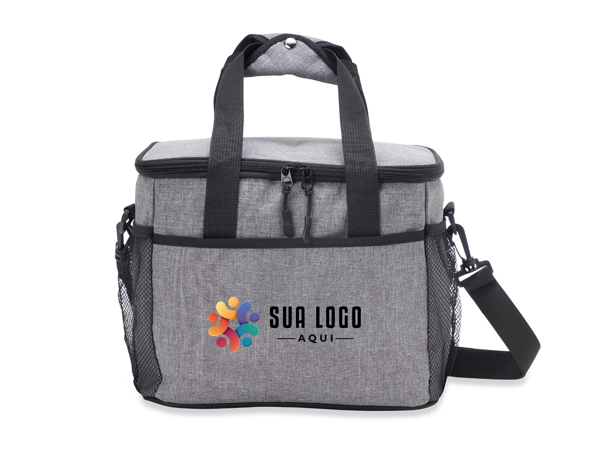 Bolsa térmica confeccionada em nylon, com capacidade de 14 litros, desenvolvida para transportar alimentos e bebidas com praticidade e segurança. Possui compartimento principal com revestimento térmico soldado e sistema antivazamento, que contribui para a conservação da temperatura. Conta com bolso frontal e bolsos laterais em malha para melhor organização. Dispõe ainda de alças de mão com suporte de junção e acompanha alça transversal, oferecendo maior conforto e versatilidade no transporte.