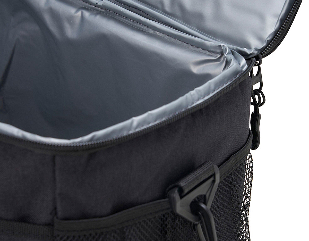 Bolsa térmica confeccionada em nylon, com capacidade de 14 litros, desenvolvida para transportar alimentos e bebidas com praticidade e segurança. Possui compartimento principal com revestimento térmico soldado e sistema antivazamento, que contribui para a conservação da temperatura. Conta com bolso frontal e bolsos laterais em malha para melhor organização. Dispõe ainda de alças de mão com suporte de junção e acompanha alça transversal, oferecendo maior conforto e versatilidade no transporte.