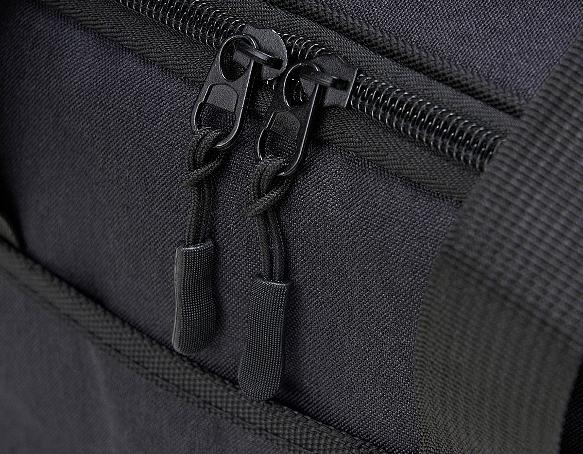 Bolsa térmica confeccionada em nylon, com capacidade de 14 litros, desenvolvida para transportar alimentos e bebidas com praticidade e segurança. Possui compartimento principal com revestimento térmico soldado e sistema antivazamento, que contribui para a conservação da temperatura. Conta com bolso frontal e bolsos laterais em malha para melhor organização. Dispõe ainda de alças de mão com suporte de junção e acompanha alça transversal, oferecendo maior conforto e versatilidade no transporte.