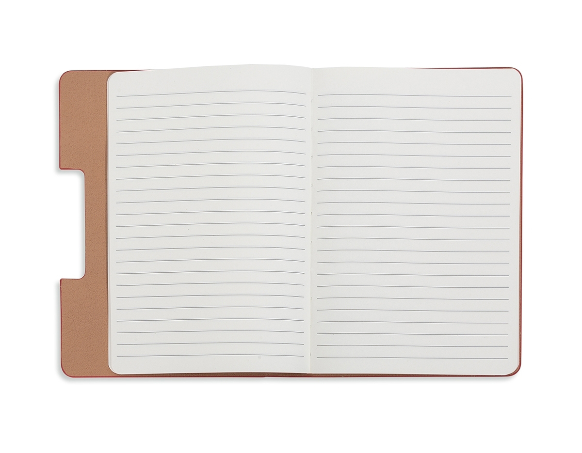 Caderno produzido em couro sintético com autoadesivos. Capa interna com cinco bloquinhos autoadesivos coloridos com aproximadamente 25 folhas cada e bloco com aproximadamente 80 folhas pardas pautadas.