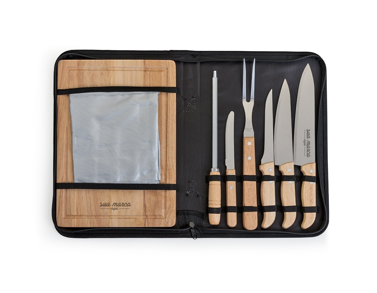 Kit churrasco 8 peças com cabo em bambu, lâminas em aço inox e avental de nylon. Acompanha tábua em bambu com canaleta, 3 facas de corte e uma faca de serra cabo, chaira, garfo e avental prata com bolso. Acomodados em uma maleta de nylon preta. Rebites em Aço Inox, um dos mais resistentes à ferrugem e corrosão